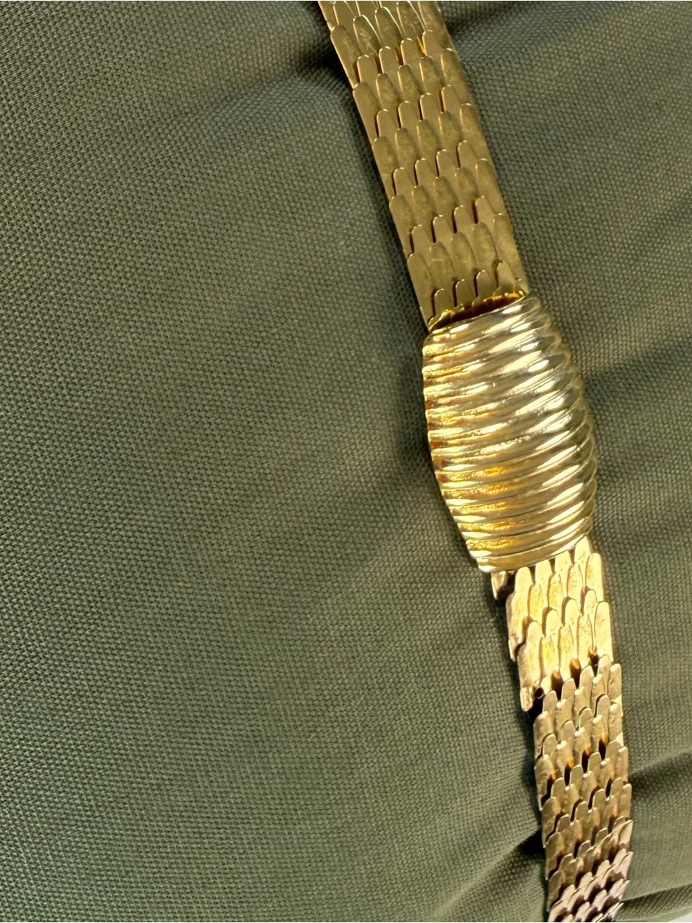 Vintage Gold Tone Stretch Fish Scale Belt Ribbed Oval Buckle
